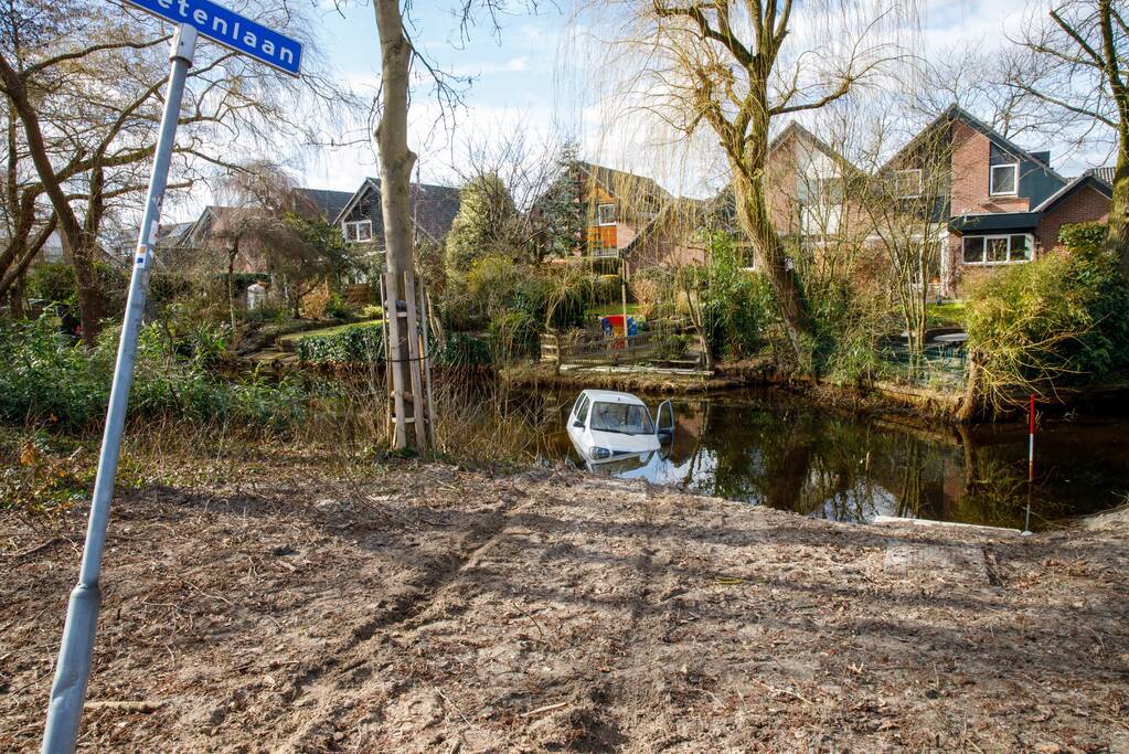 Man rijdt met 45-km voertuig de sloot in