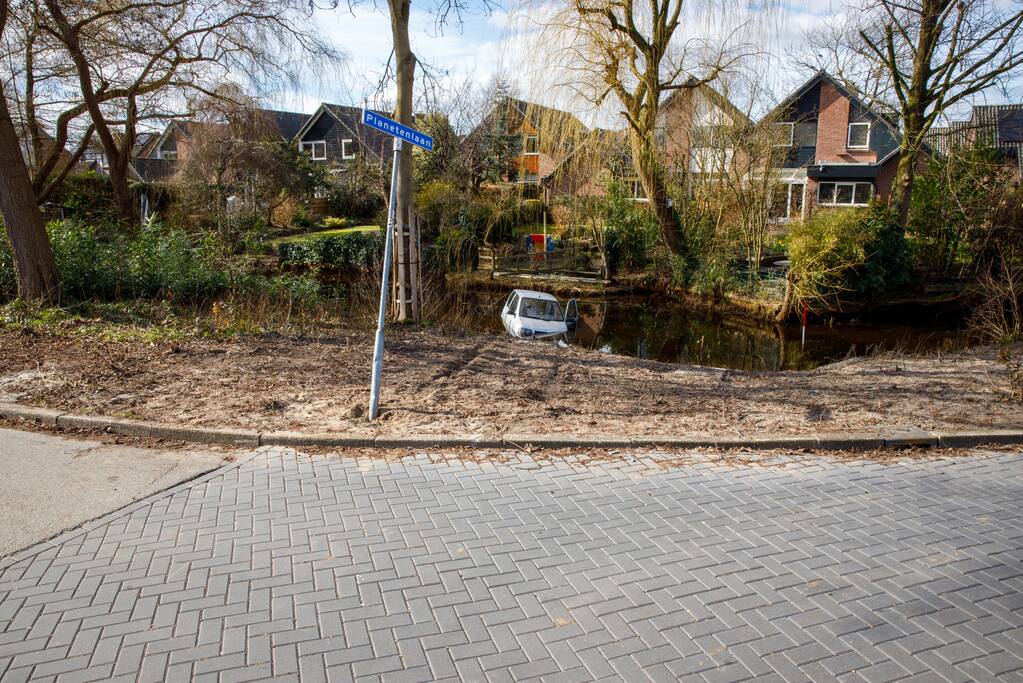 Man rijdt met 45-km voertuig de sloot in
