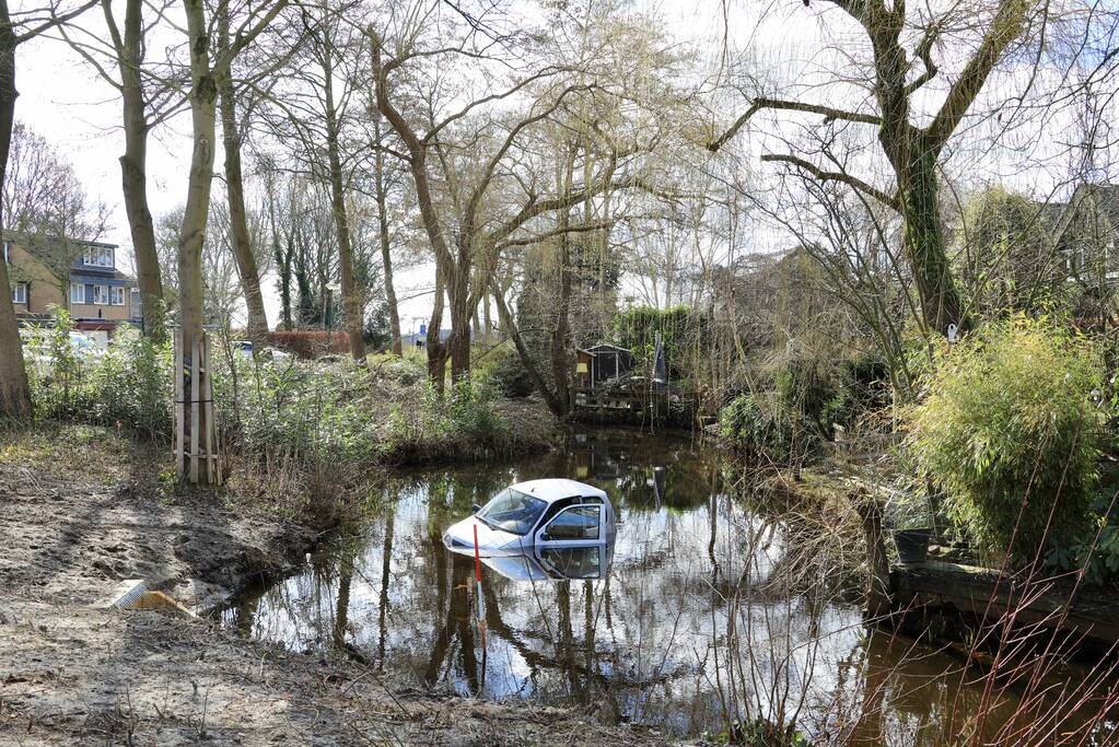 Man rijdt met 45-km voertuig de sloot in