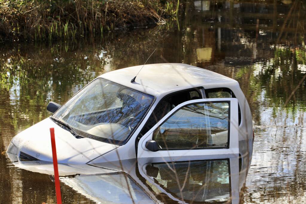 Man rijdt met 45-km voertuig de sloot in