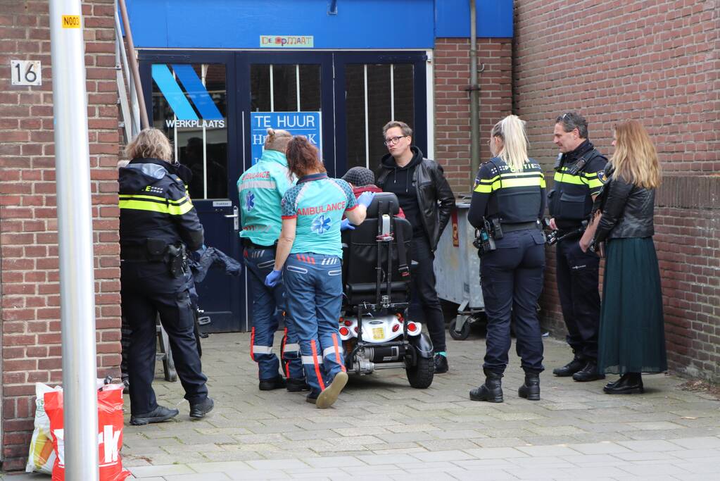 Man met scootmobiel ten val