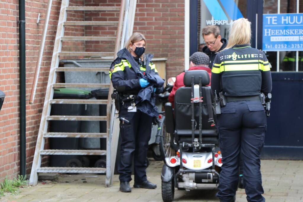 Man met scootmobiel ten val