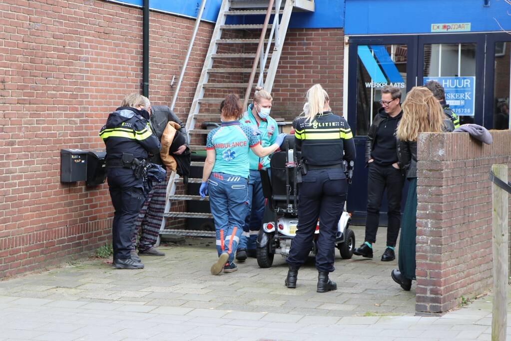 Man met scootmobiel ten val