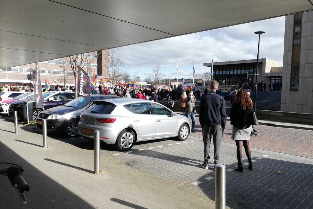 Ruim 300 mensen op de been bij demonstratie tegen homofobe predikant