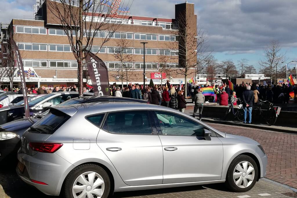 Ruim 300 mensen op de been bij demonstratie tegen homofobe predikant