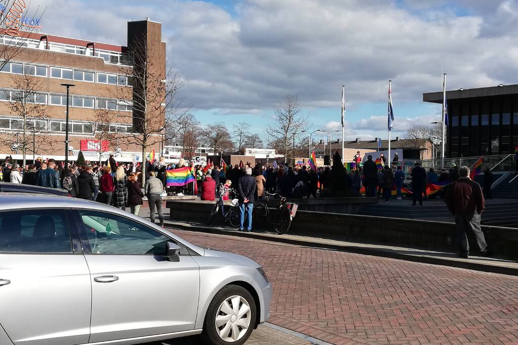 Ruim 300 mensen op de been bij demonstratie tegen homofobe predikant