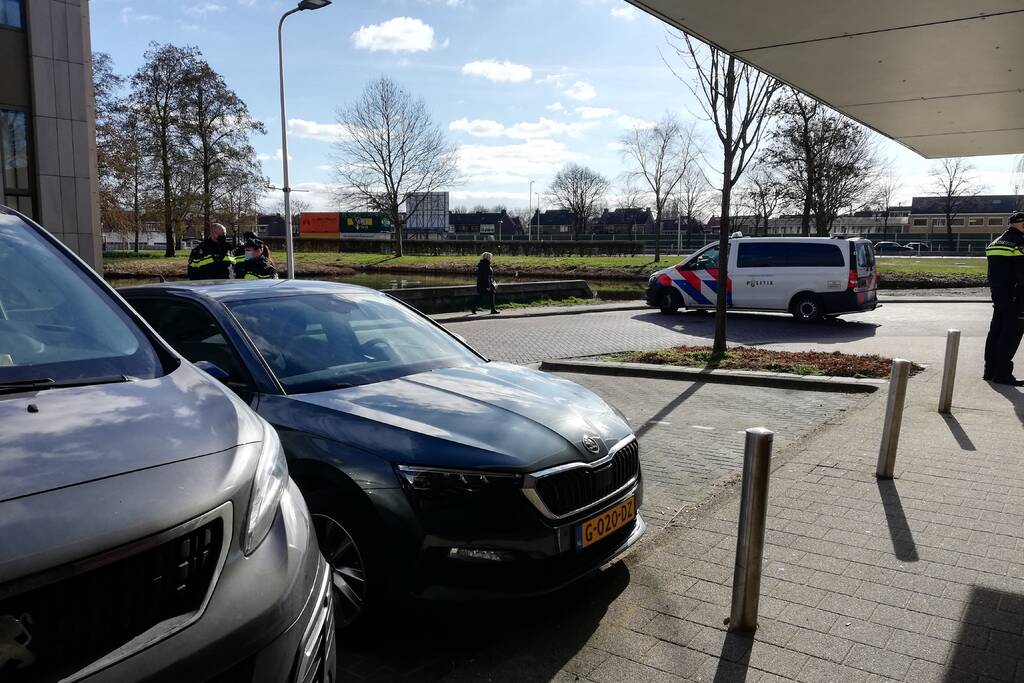 Ruim 300 mensen op de been bij demonstratie tegen homofobe predikant