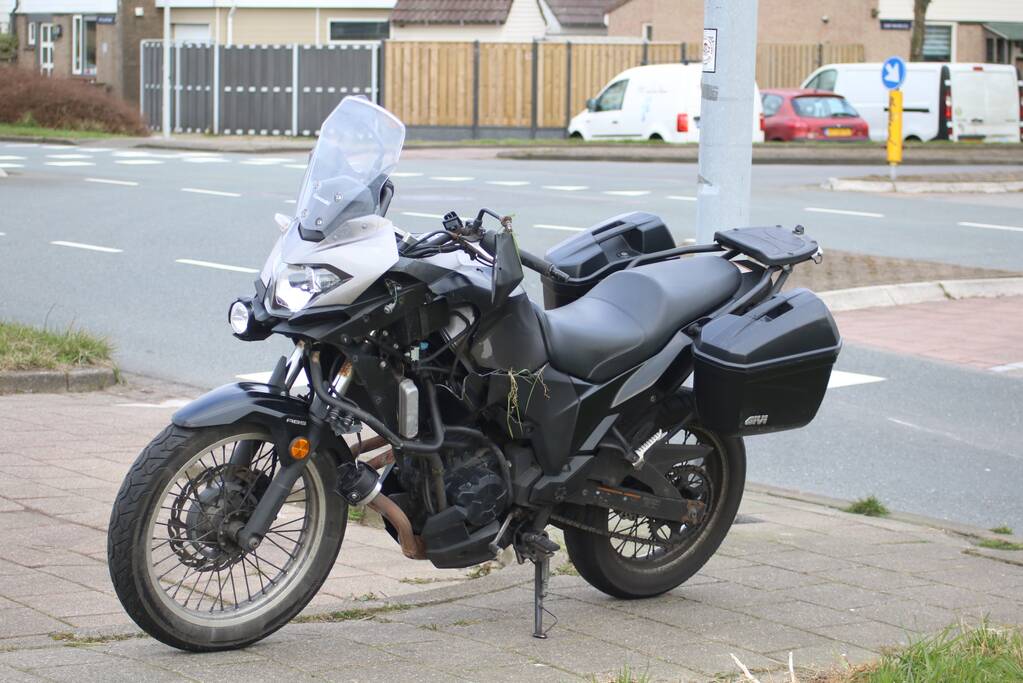 Motorrijder gaat onderuit en raakt gewond
