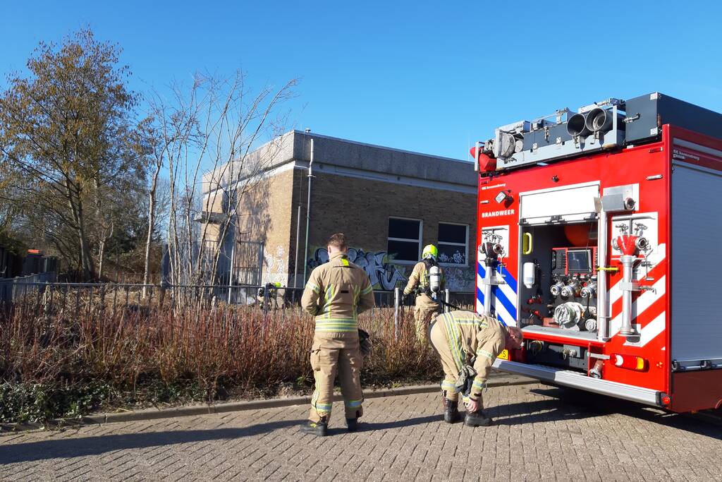 Buiten brand naast gebouw snel geblust