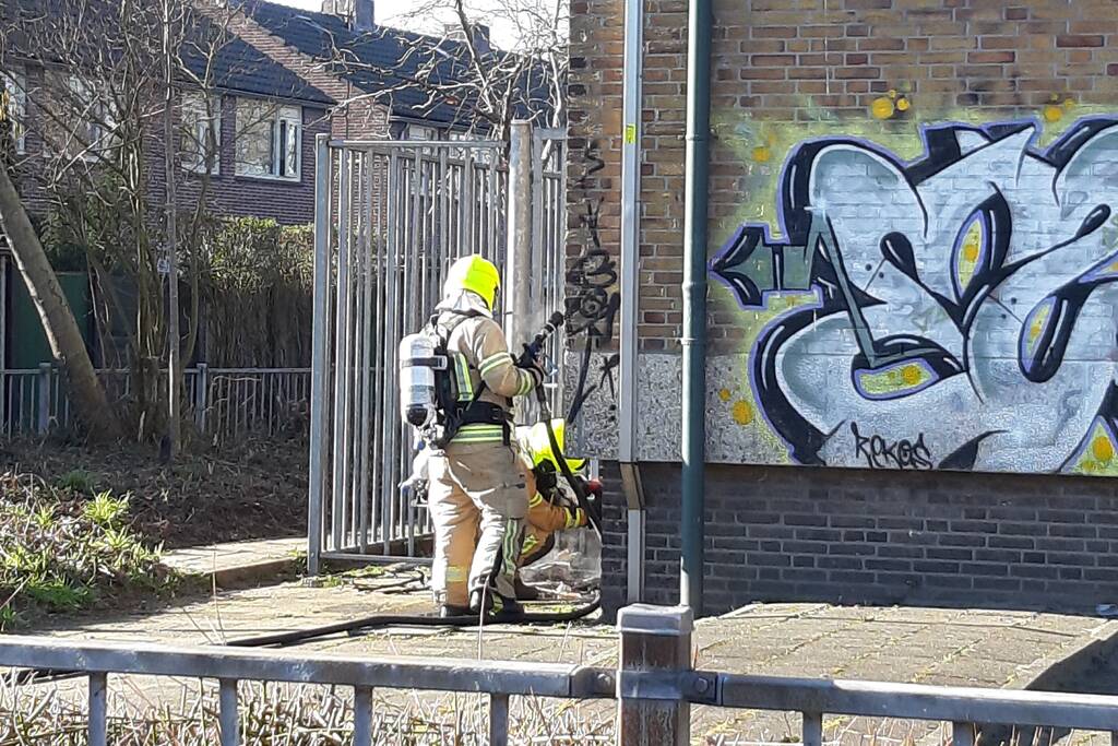 Buiten brand naast gebouw snel geblust