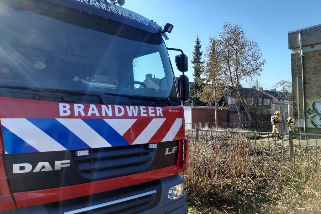 Buiten brand naast gebouw snel geblust