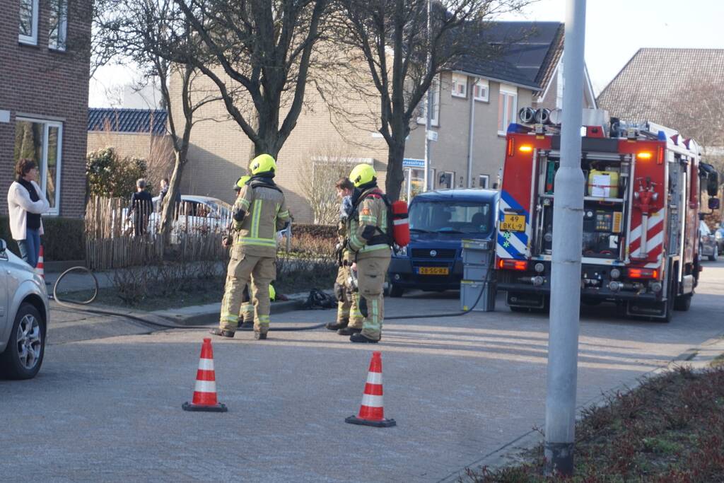Brandweer doet onderzoek naar vuur uit schoorsteen