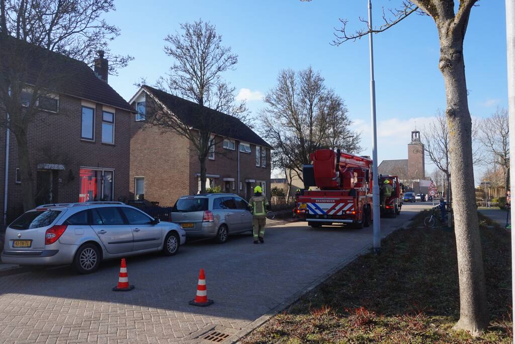 Brandweer doet onderzoek naar vuur uit schoorsteen