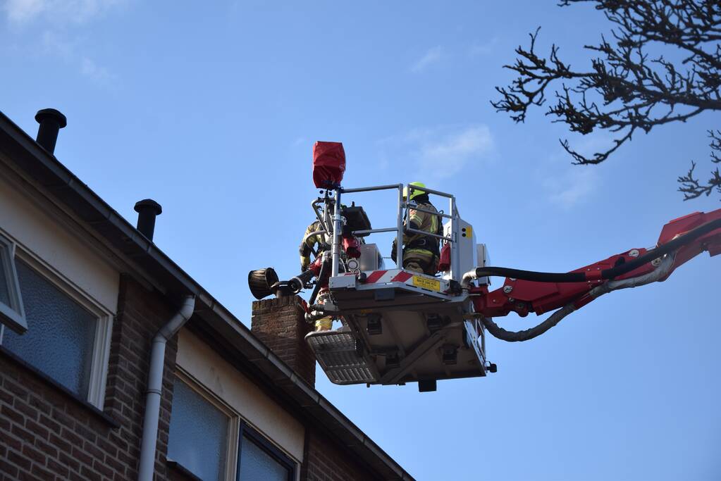 Brandweer doet onderzoek naar vuur uit schoorsteen