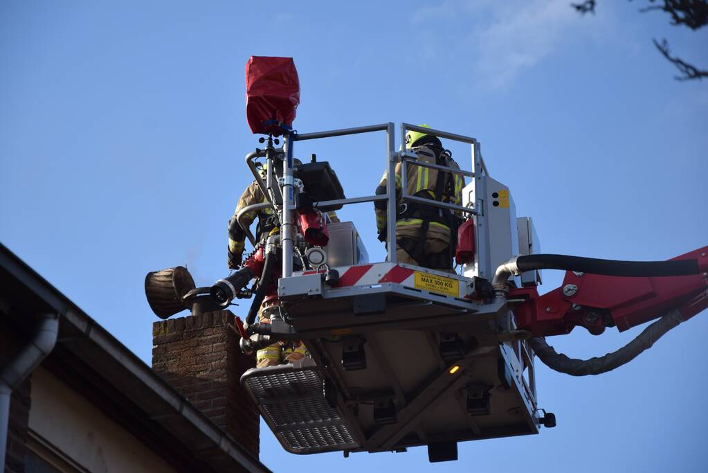 Brandweer doet onderzoek naar vuur uit schoorsteen
