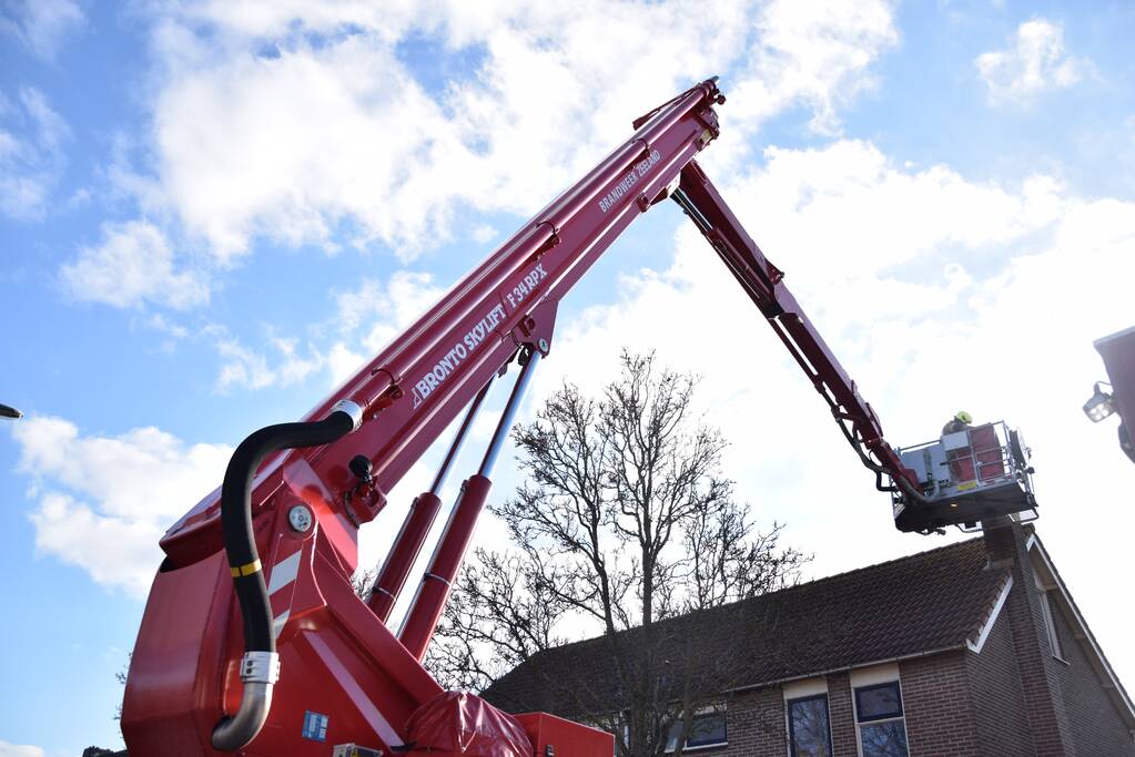 Brandweer doet onderzoek naar vuur uit schoorsteen