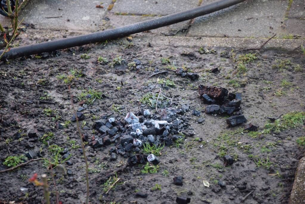 Brandweer doet onderzoek naar vuur uit schoorsteen