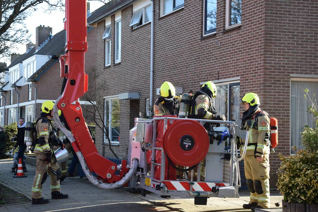 Brandweer doet onderzoek naar vuur uit schoorsteen