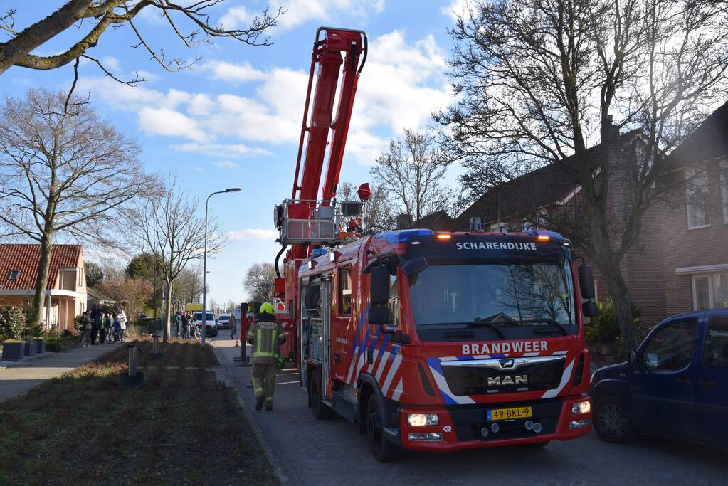 Brandweer doet onderzoek naar vuur uit schoorsteen