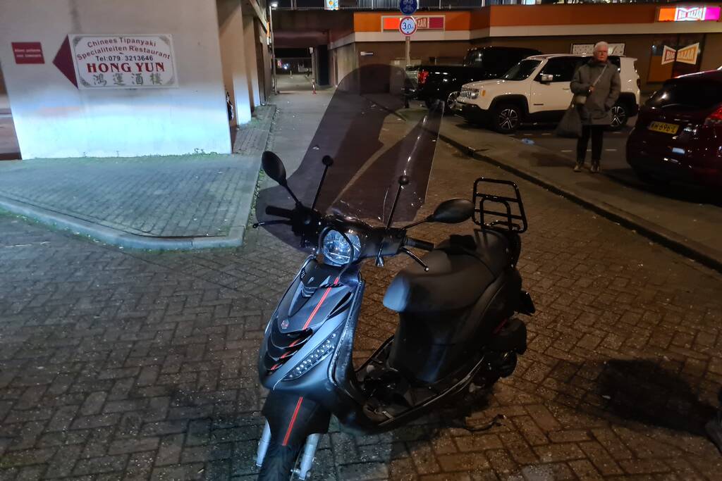 Scooterrijder komt in botsing met voetganger