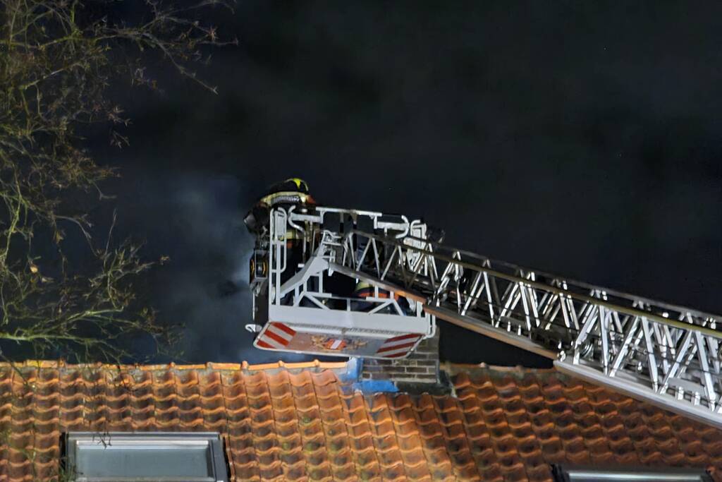 Brand in schoorsteen van woning