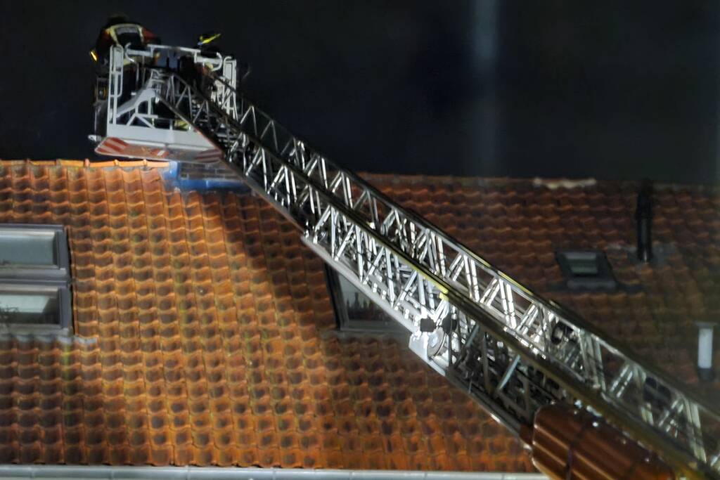 Brand in schoorsteen van woning