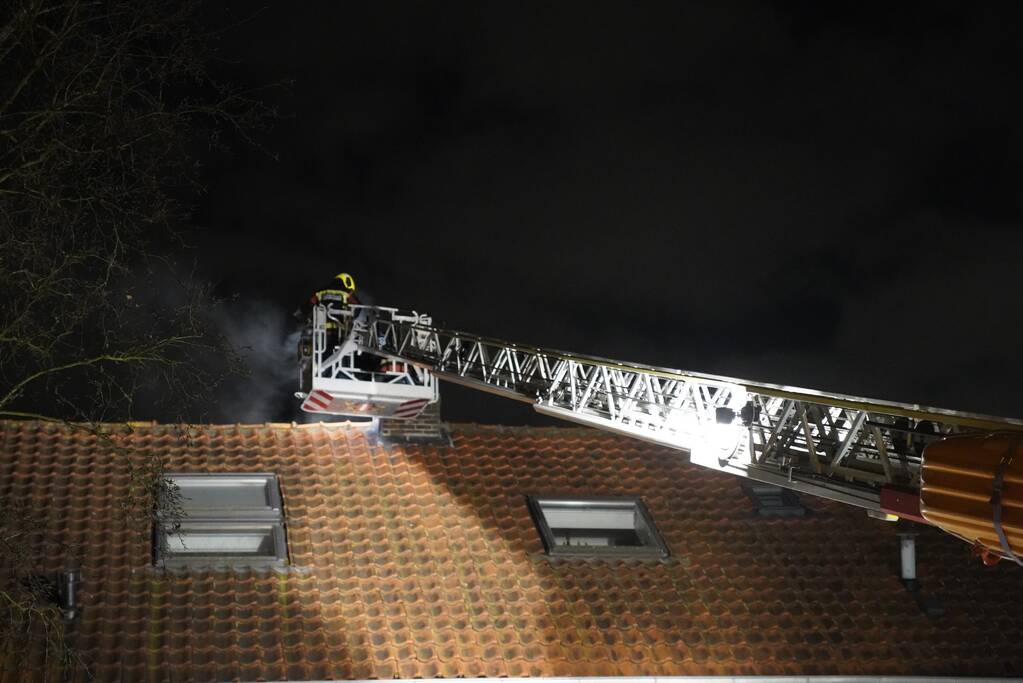 Brand in schoorsteen van woning