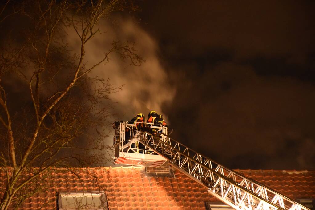 Brand in schoorsteen van woning