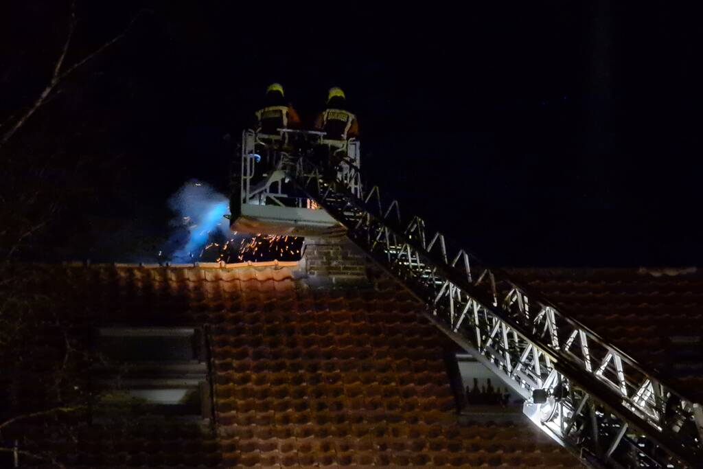 Brand in schoorsteen van woning