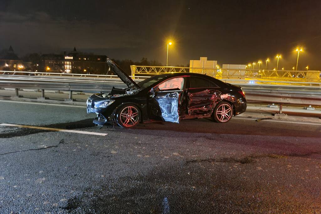 Automobilist botst frontaal op vangrail