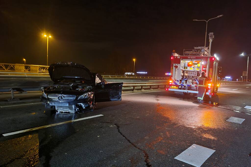 Automobilist botst frontaal op vangrail