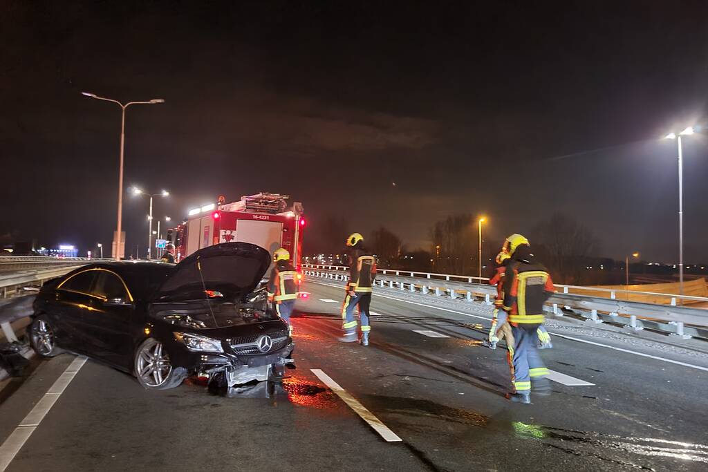 Automobilist botst frontaal op vangrail