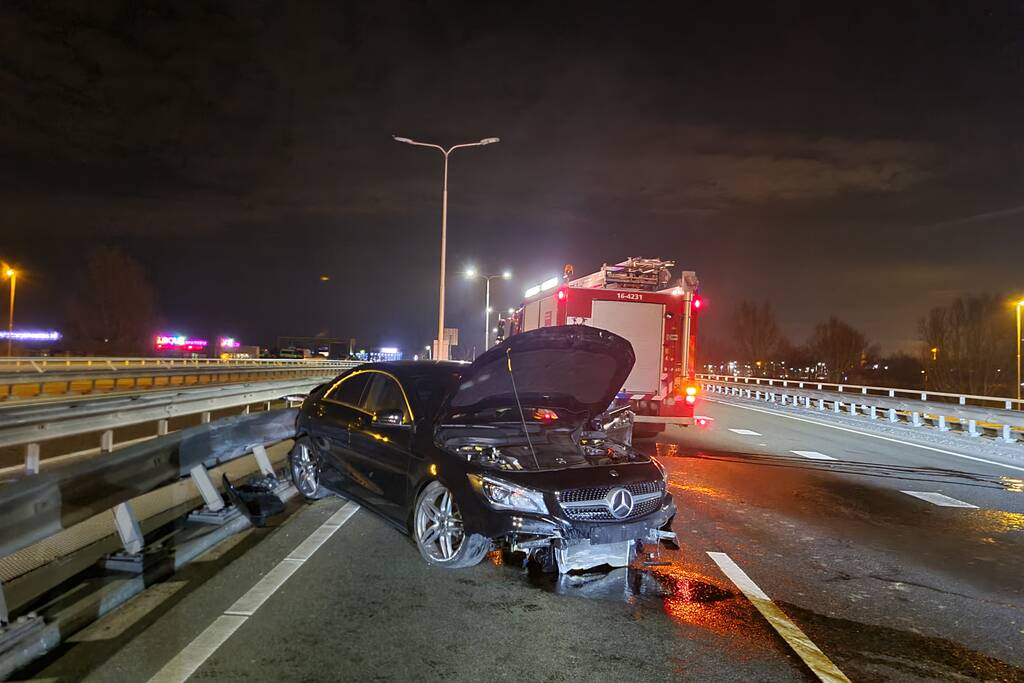 Automobilist botst frontaal op vangrail