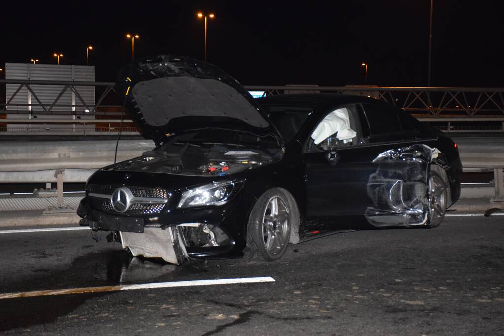 Automobilist botst frontaal op vangrail