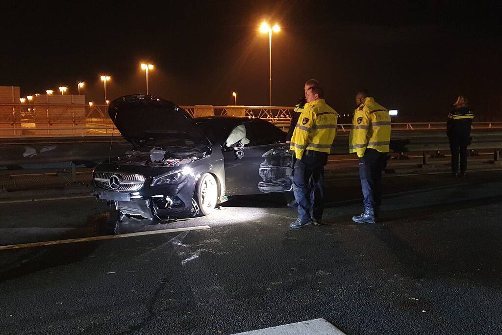 Automobilist botst frontaal op vangrail