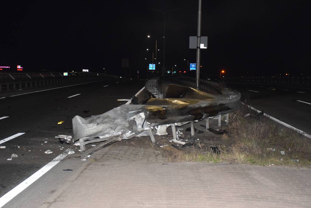Automobilist botst frontaal op vangrail