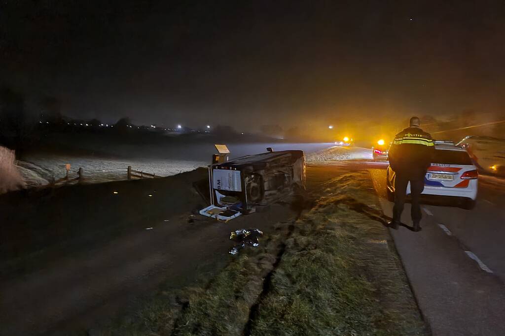 Bestelbus gaat op zijn kant