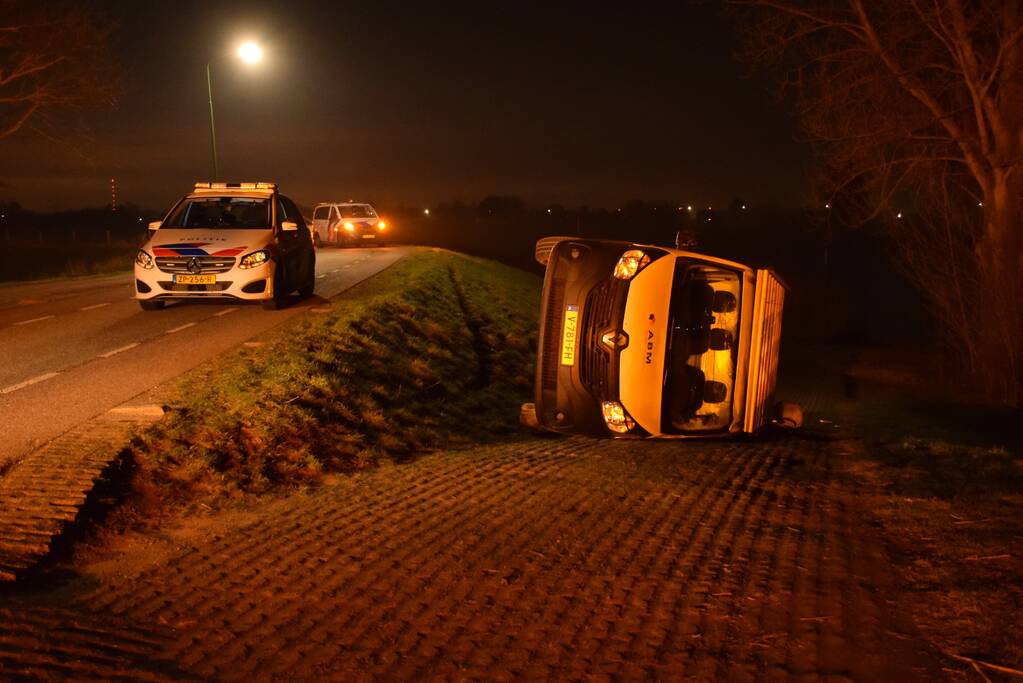 Bestelbus gaat op zijn kant