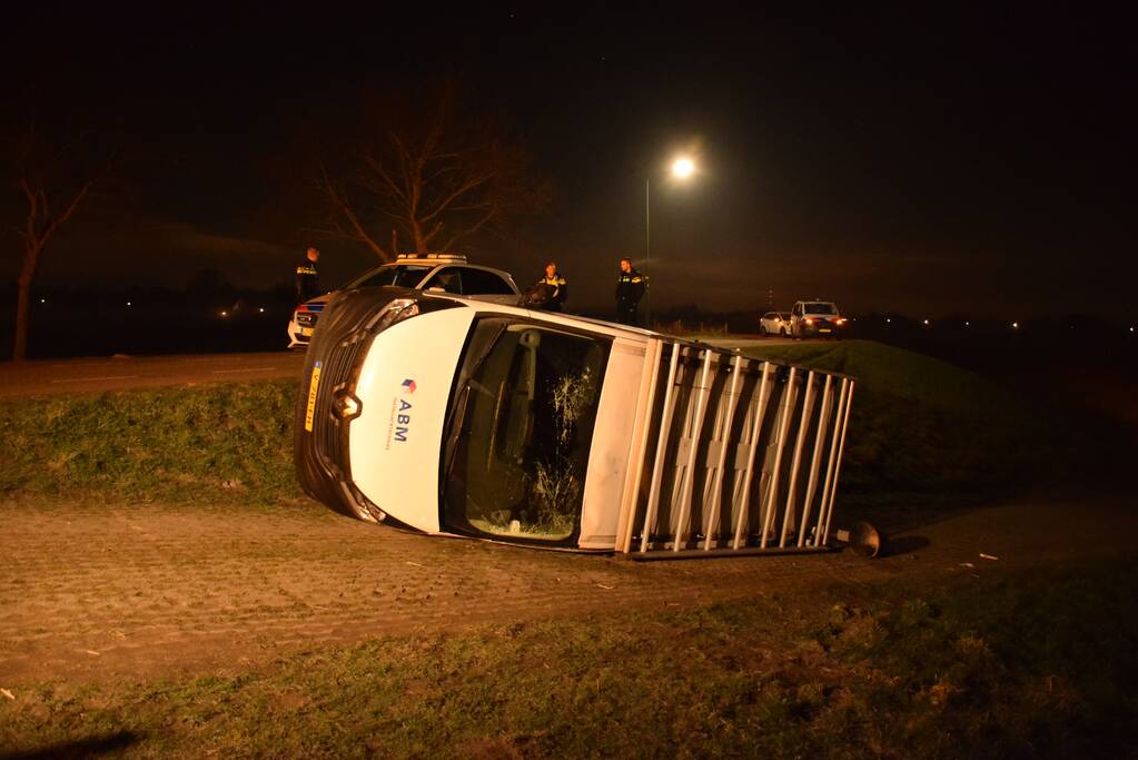 Bestelbus gaat op zijn kant