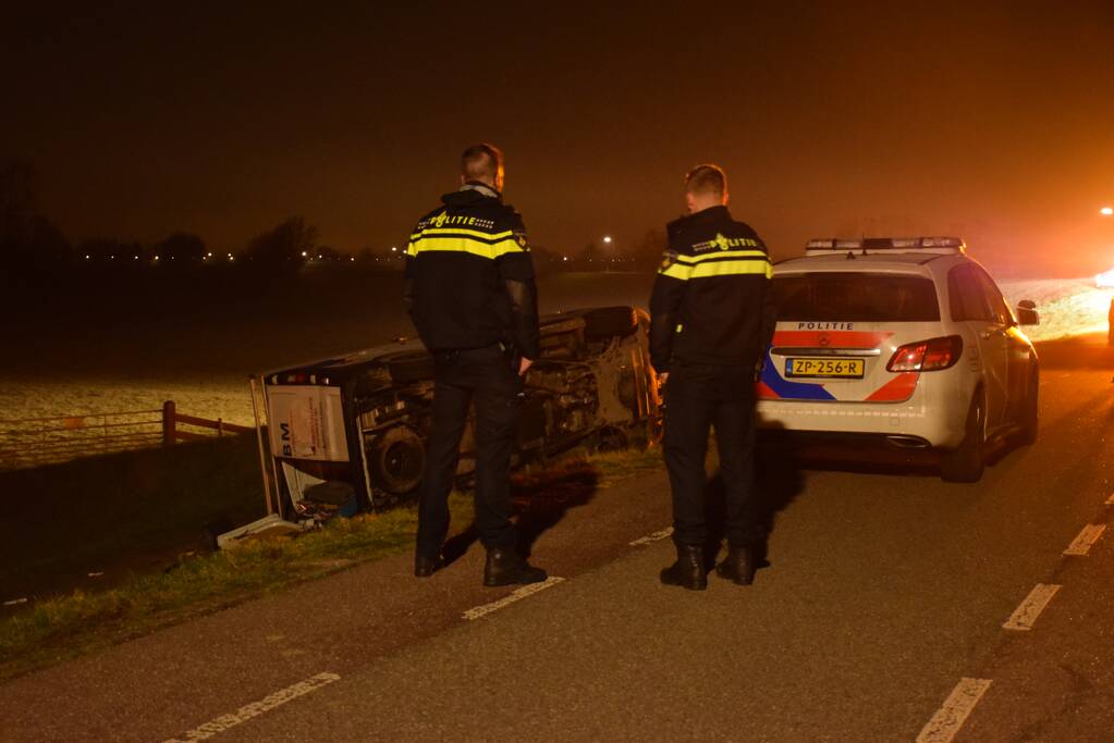 Bestelbus gaat op zijn kant