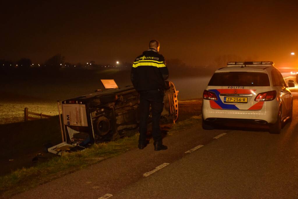 Bestelbus gaat op zijn kant