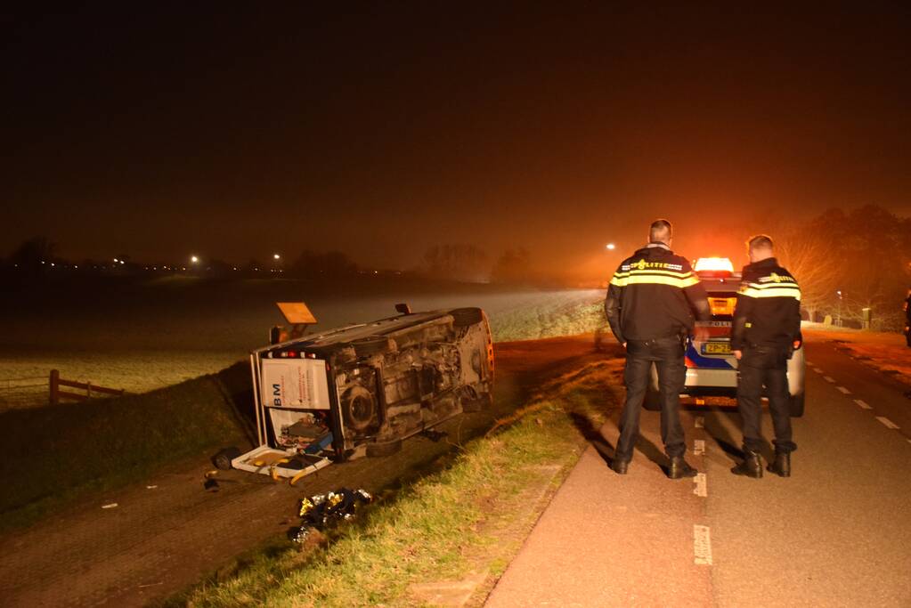 Bestelbus gaat op zijn kant