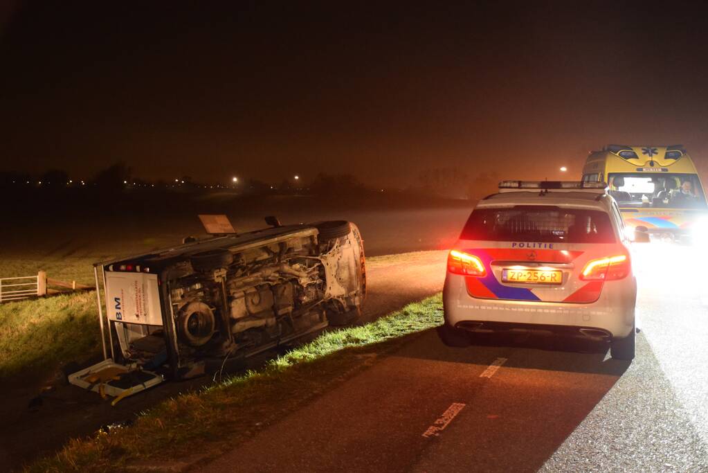 Bestelbus gaat op zijn kant