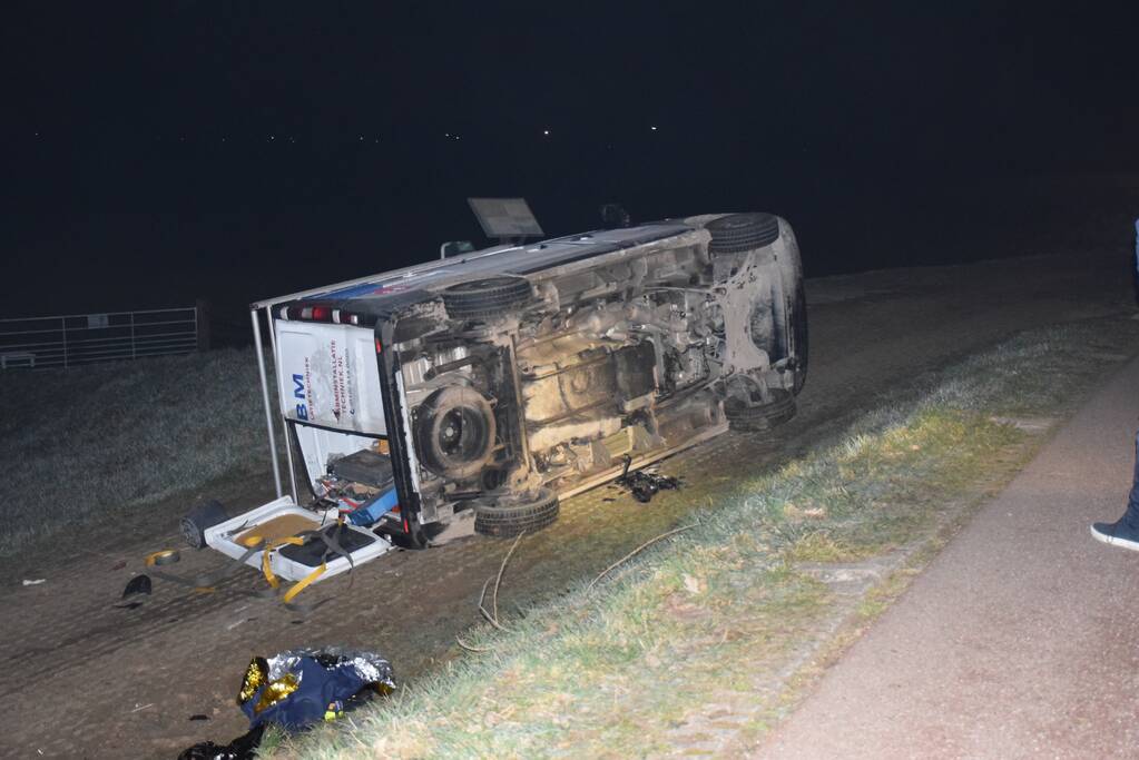 Bestelbus gaat op zijn kant