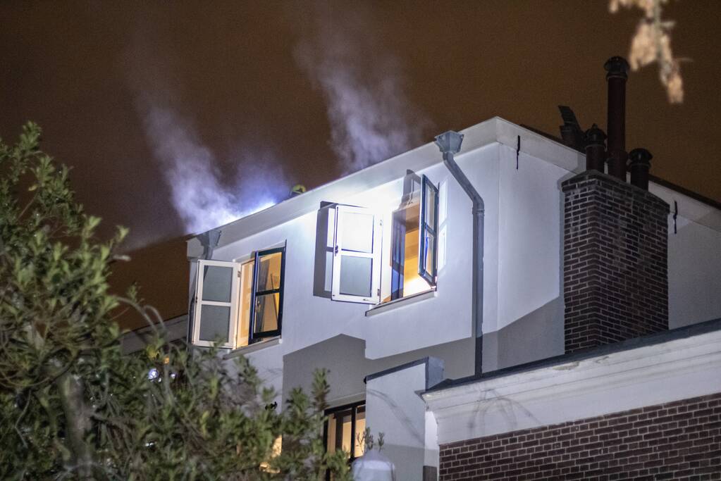 Veel rook door brand in schoorsteenkanaal