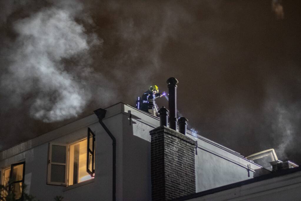 Veel rook door brand in schoorsteenkanaal