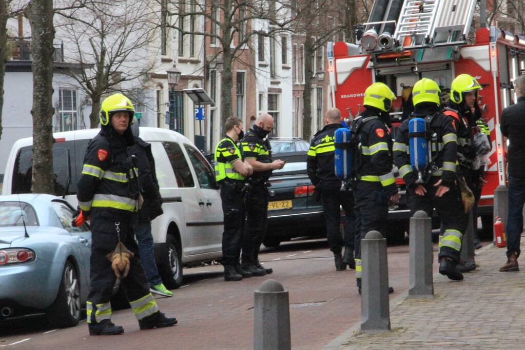 Woningbrand laait opnieuw op