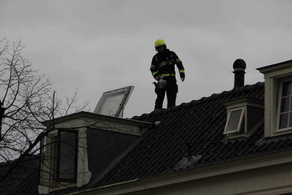 Woningbrand laait opnieuw op