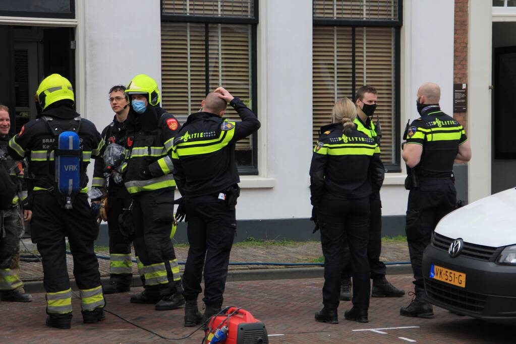 Woningbrand laait opnieuw op