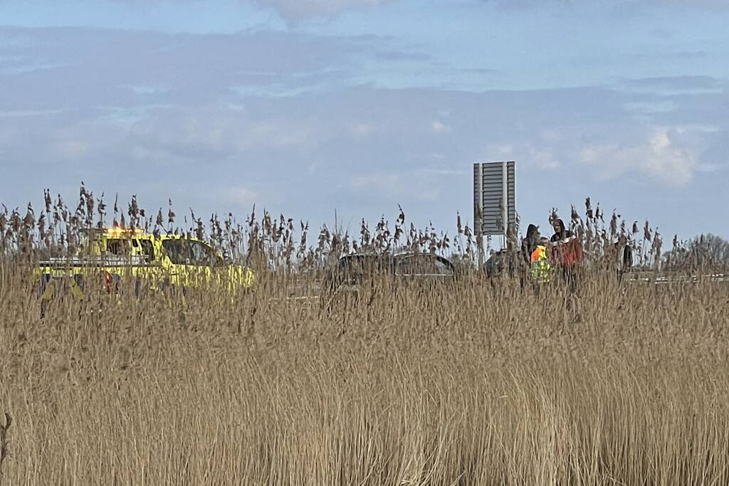 Auto belandt in de sloot langs toerit